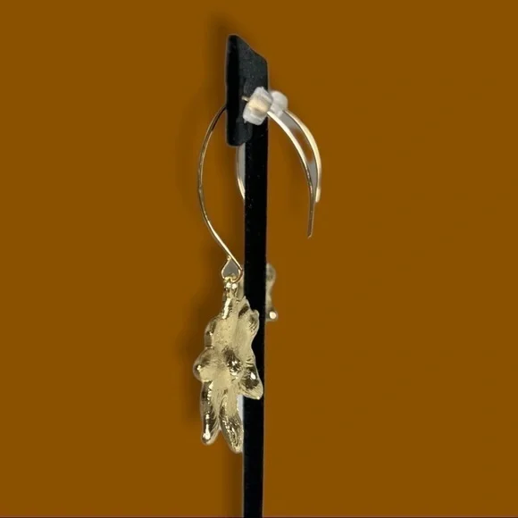 💍 Fire Glow Goldtone Dangle Earrings with Crystal Center - Picture 10 of 13